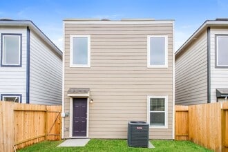 15232 Estrella Rd E in Houston, TX - Building Photo - Building Photo