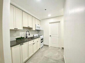 660 NE 34th Ct in Oakland Park, FL - Building Photo - Building Photo