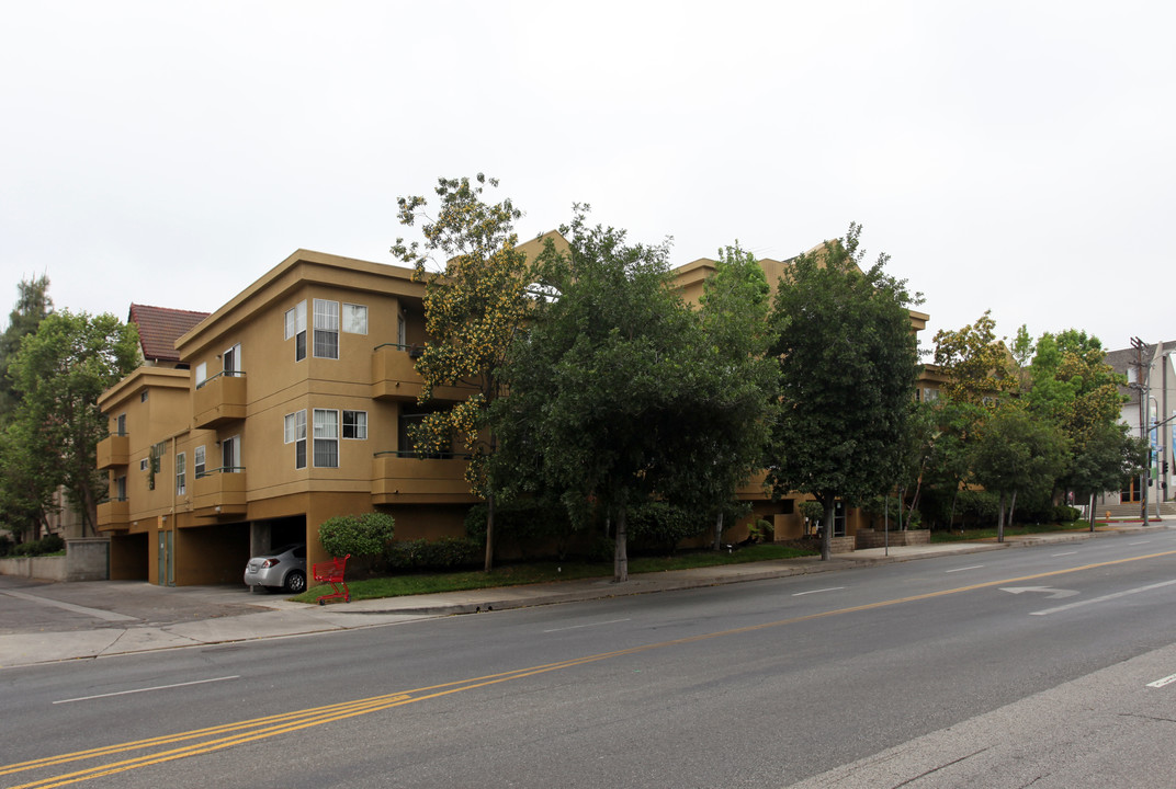 Burbank Apartments in Encino, CA - Building Photo