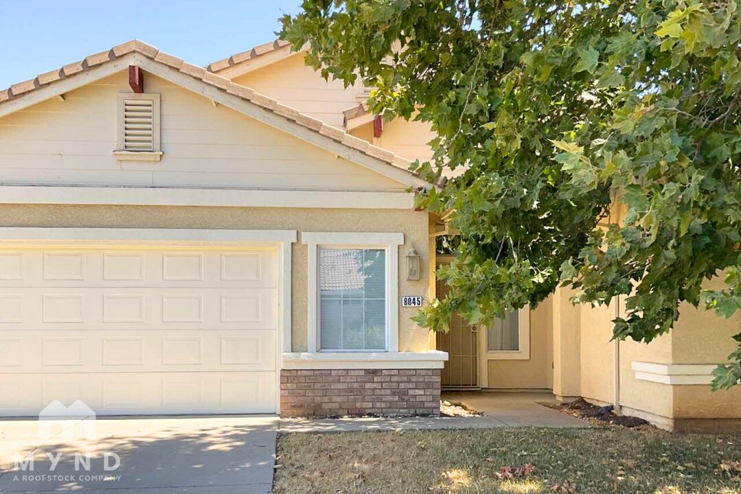 8045 Quaker Ridge Way in Sacramento, CA - Building Photo