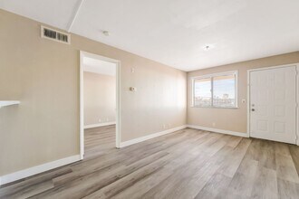 1381 E University Ave. in Las Vegas, NV - Foto de edificio - Building Photo