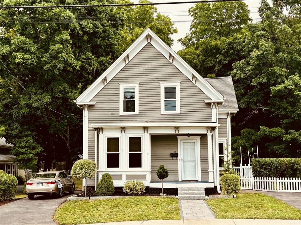 163 W Central St in Franklin, MA - Foto de edificio