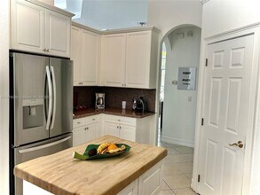 2492 Eagle Run Dr in Weston, FL - Building Photo - Building Photo