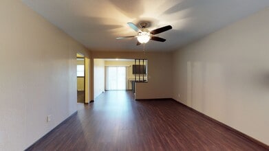 340 W Jewell St in Russell, KS - Building Photo - Building Photo