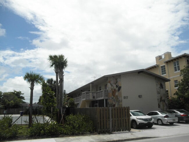 property at 817 S Federal Hwy