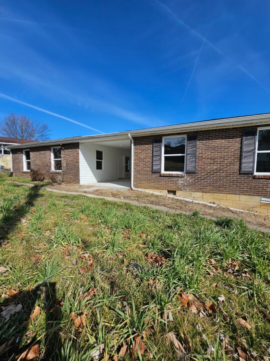 4904 Sherman Oaks Dr, Unit A in Nashville, TN - Foto de edificio