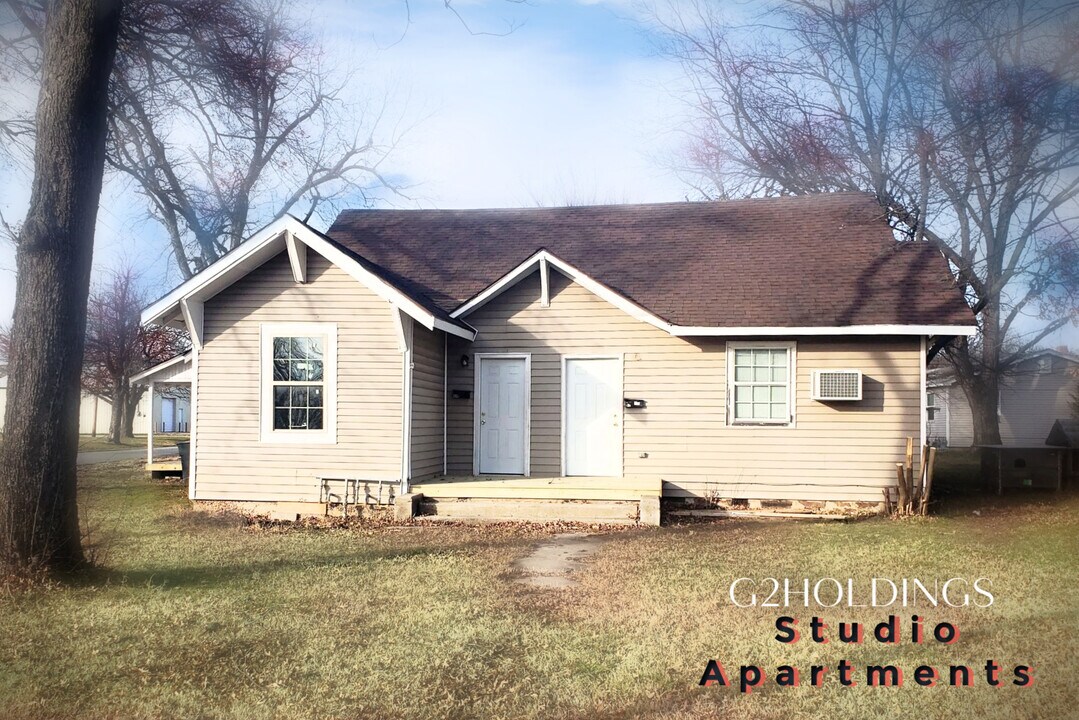 401 E Church St, Unit C in Wagoner, OK - Building Photo