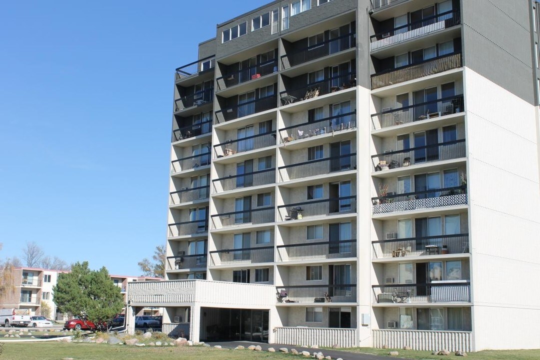 Cumberland Towers in Lethbridge, AB - Building Photo