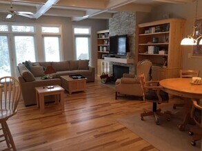 414 S Lake Shore Dr in Fontana, WI - Building Photo - Building Photo