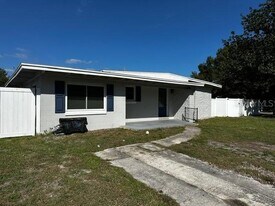 156 Pinecrest Dr in Sanford, FL - Building Photo