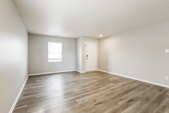 8421 Ash Grove Dr in Indianapolis, IN - Foto de edificio - Building Photo