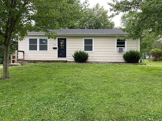 property at 609 W Hildreth St