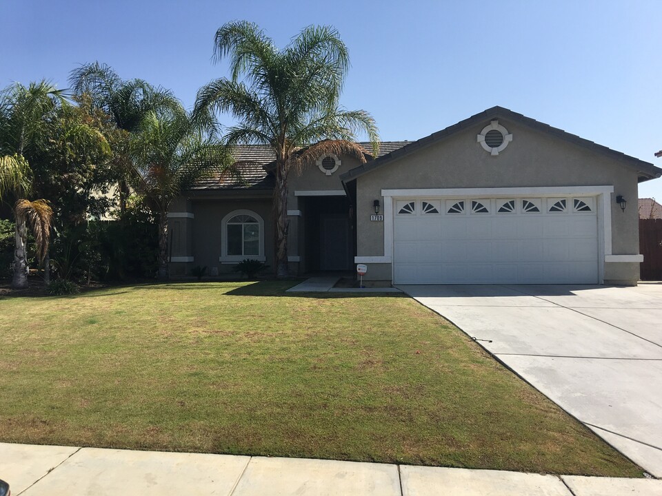 1709 Pyxis St in Bakersfield, CA - Foto de edificio