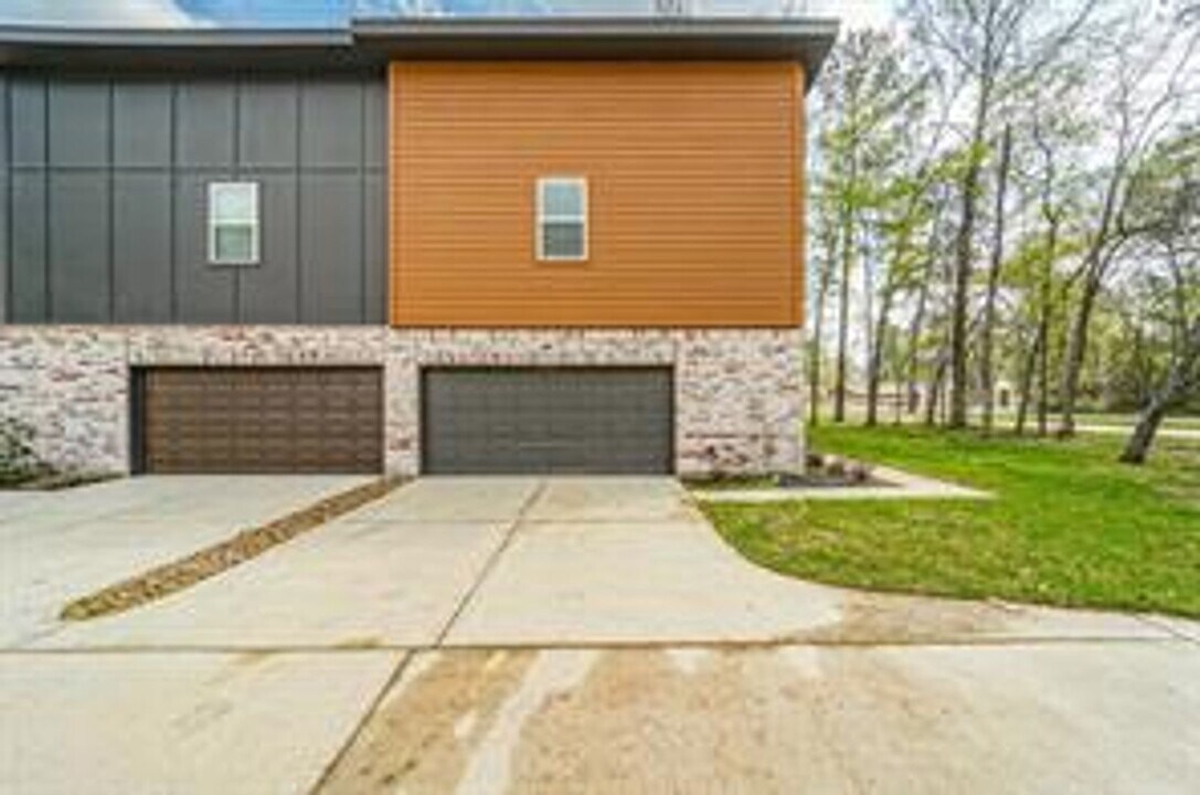 2523 Appian Wy-Unit -Unit A in Roman Forest, TX - Building Photo
