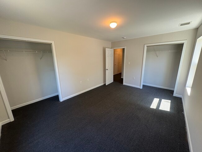 26 Park Ave in Port Jefferson Station, NY - Foto de edificio - Building Photo