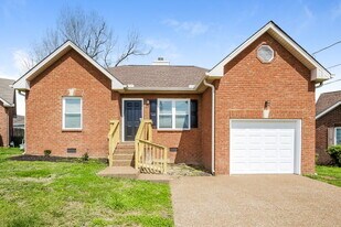 125 Oak Leaf Dr in Hendersonville, TN - Building Photo