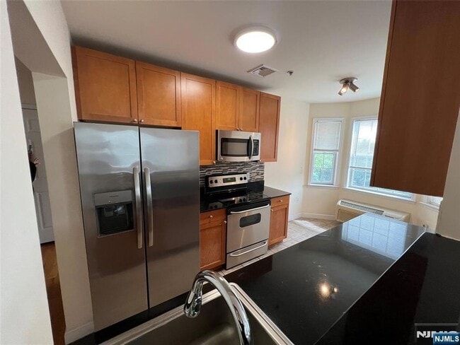 333 Willow St, Unit 410 in Teaneck, NJ - Building Photo - Building Photo