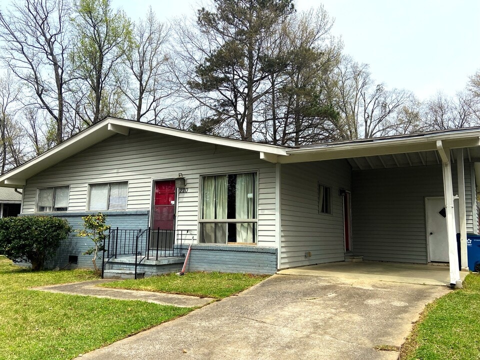 220 Saxon Dr in Birmingham, AL - Foto de edificio