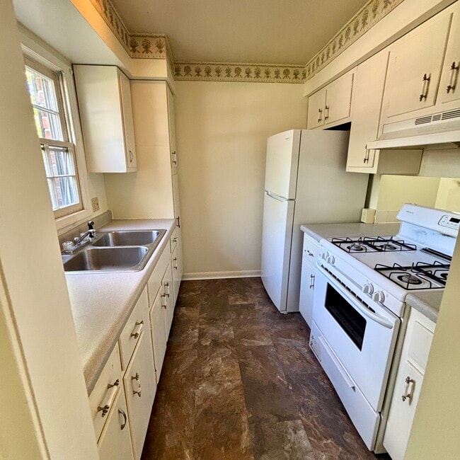 property at 1634 Greencrest Ave