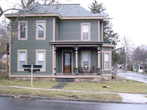 196 Bristol St, Unit Downstairs in Canandaigua, NY - Foto de edificio - Building Photo