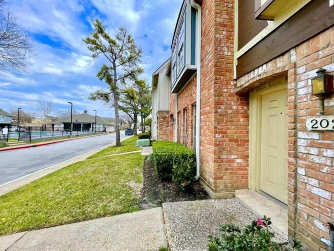 11002 Hammerly Blvd in Houston, TX - Foto de edificio - Building Photo