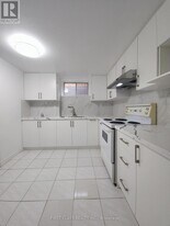 27 Macklingate Ct in Toronto, ON - Building Photo