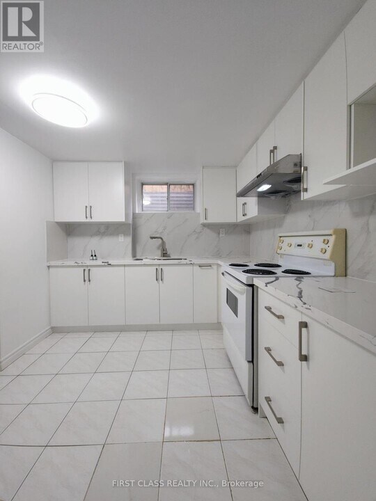 27 Macklingate Ct in Toronto, ON - Building Photo