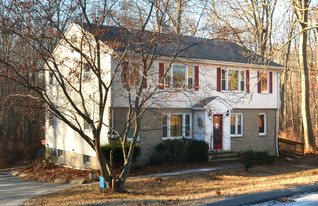 405 Noank Ledyard Rd in Mystic, CT - Building Photo