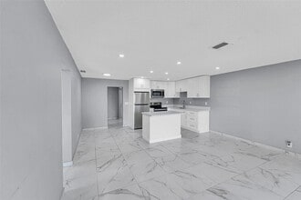 4681 SW 43rd Ter in Fort Lauderdale, FL - Foto de edificio - Building Photo