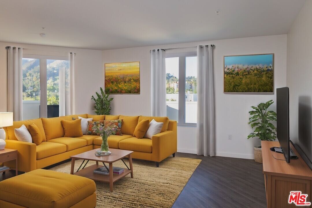 7566 Sunset Blvd-Unit -401PH-E in Los Angeles, CA - Building Photo
