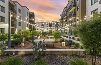The Aston North Scottsdale in Scottsdale, AZ - Foto de edificio - Building Photo