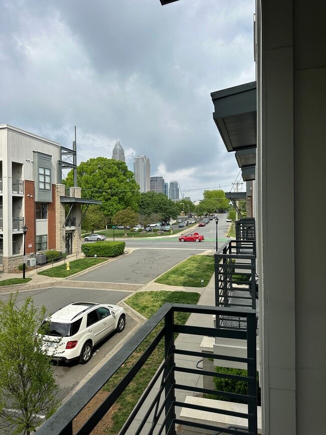 property at 935 E 8th St
