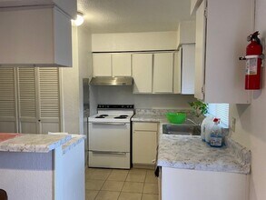 9201 Clarewood Dr in Houston, TX - Building Photo - Building Photo