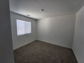7308 Erskineville Drive-Unit -7308 Erskineville Unit A in Bakersfield, CA - Building Photo - Building Photo