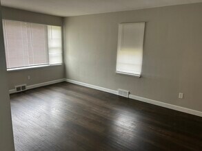719 S Jefferson St, Unit 1st w walk out basement in Lockport, IL - Building Photo - Building Photo