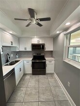 10280 Imperial Point Dr W in Largo, FL - Building Photo - Building Photo