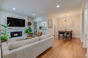 704 Bering Dr, Unit F in Houston, TX - Building Photo