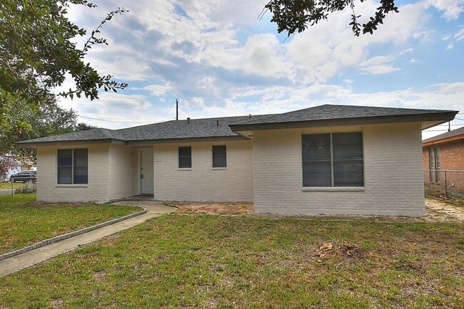 2202 Saxony Dr in Corpus Christi, TX - Building Photo - Building Photo