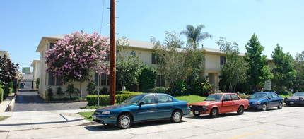 Dickens Court West in Sherman Oaks, CA - Building Photo - Building Photo