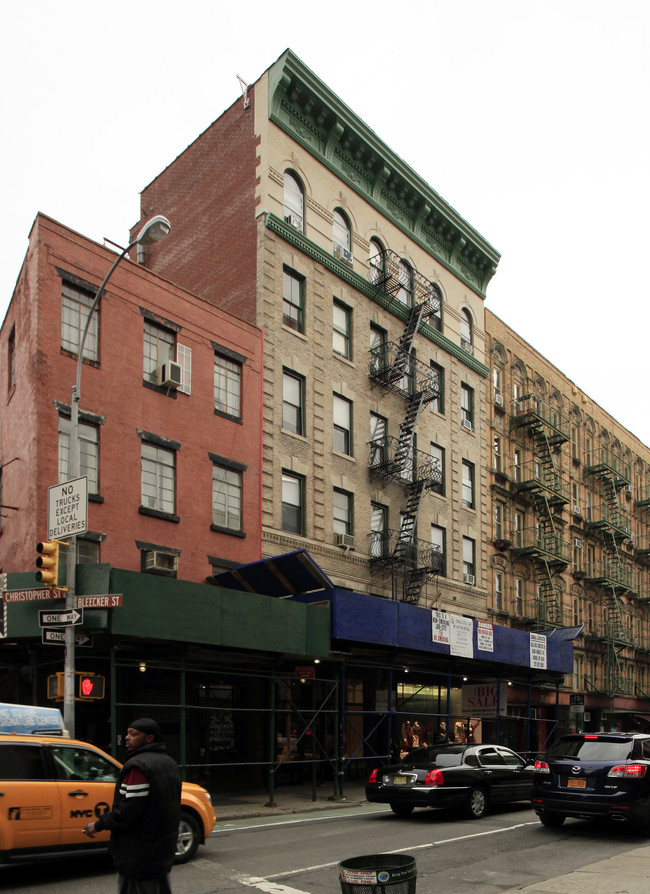 323-325 Bleecker St in New York, NY - Foto de edificio - Building Photo