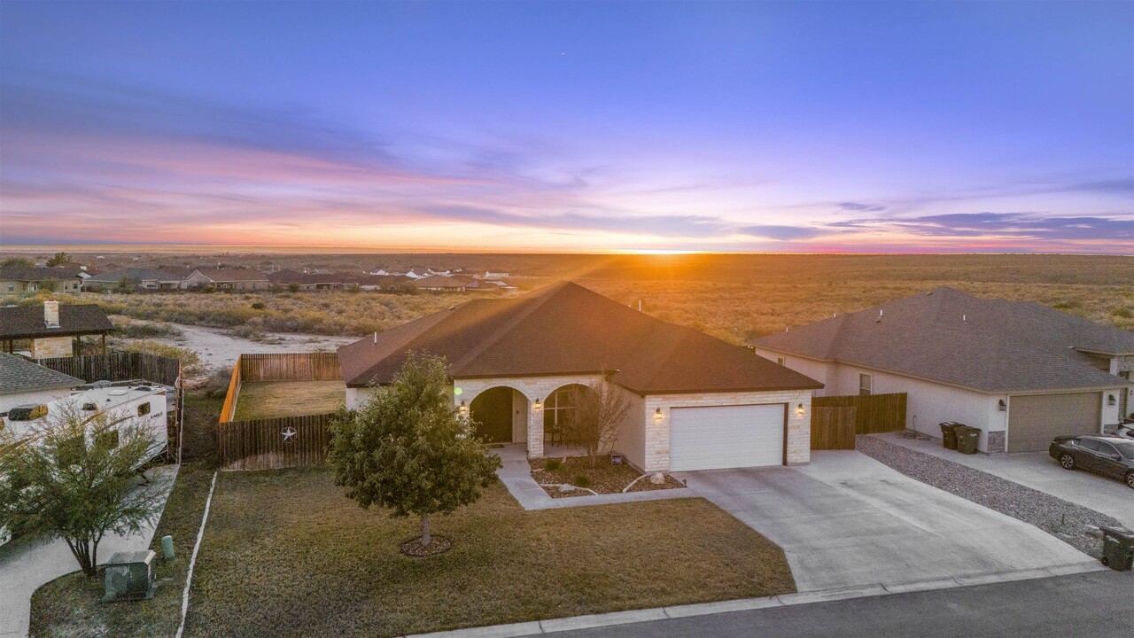 102 Sitting Bull Ln in Del Rio, TX - Building Photo