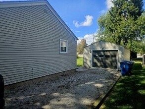 1155 Hartzell St in New Haven, IN - Foto de edificio - Building Photo