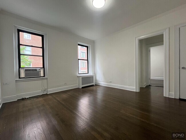 71 W 12th St in New York, NY - Building Photo - Building Photo
