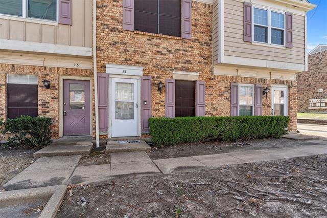 property at 633 Carriagehouse Ln