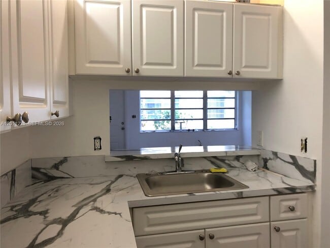 1027 Twin Lakes Dr in Coral Springs, FL - Building Photo - Building Photo