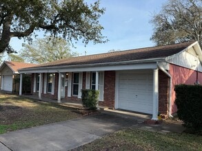 7 Maple Ln in Galveston, TX - Building Photo - Building Photo