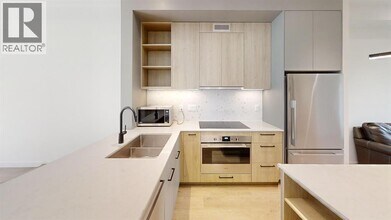 606 Foster Ave in Coquitlam, BC - Building Photo - Building Photo