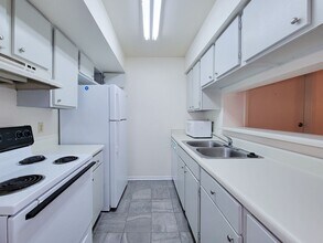 8435 Hearth Dr in Houston, TX - Building Photo - Building Photo