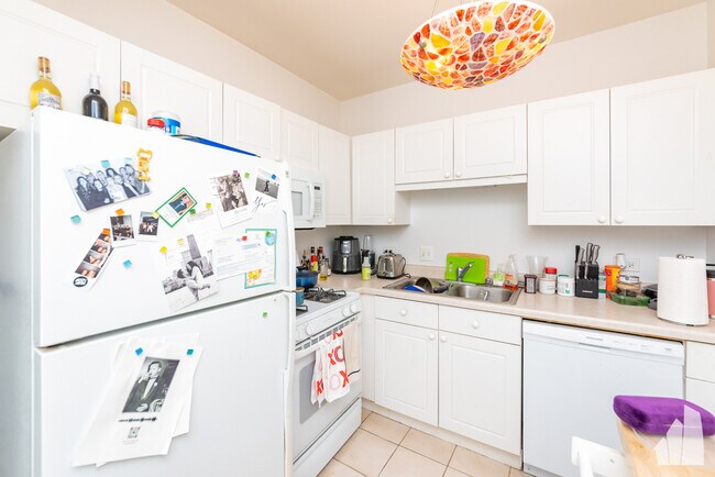 21 W Chestnut St, Unit 1607 in Chicago, IL - Foto de edificio - Building Photo