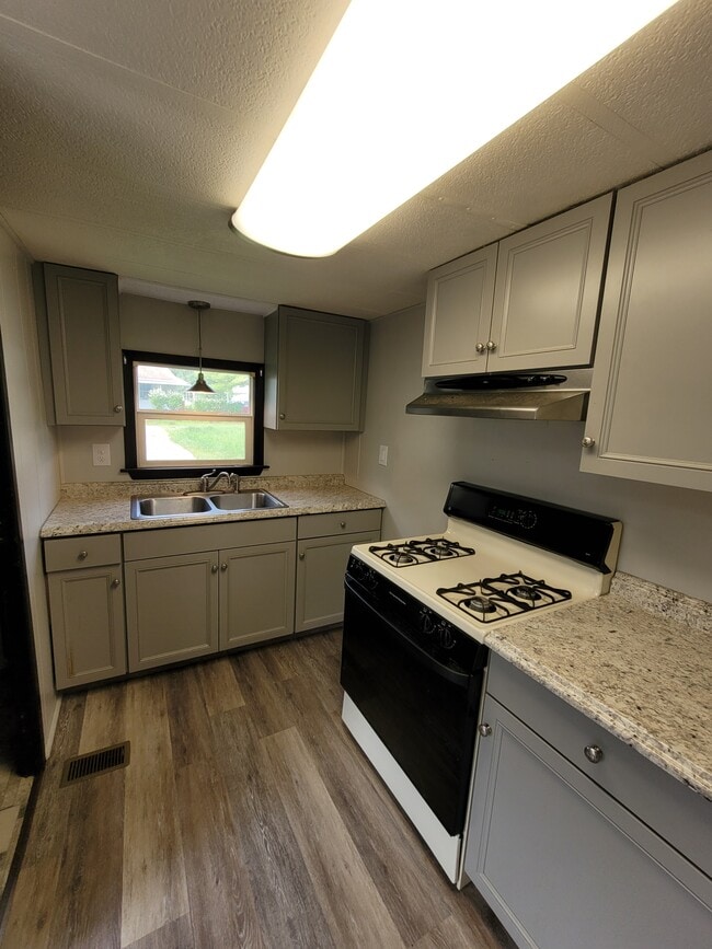 1100 Pines Rd in Etters, PA - Foto de edificio - Building Photo